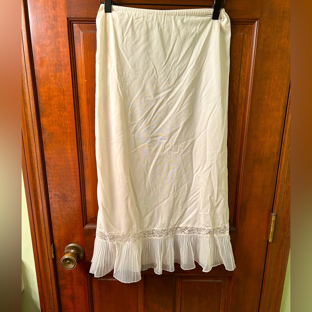 VTG 60s Cream Ruffled Half Slip by Van Raalte. Size M. Beautiful trim!!!